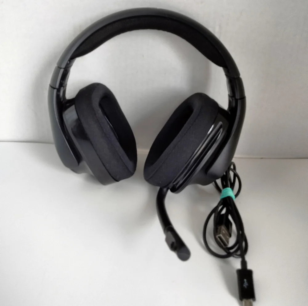 Logitech G533 Wireless DTS 7.1 Surround Gaming Headset. Included USB power cord